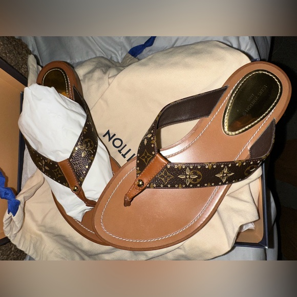 100% Louis Vuitton Thong Sandals✨ - Picture 2 of 13